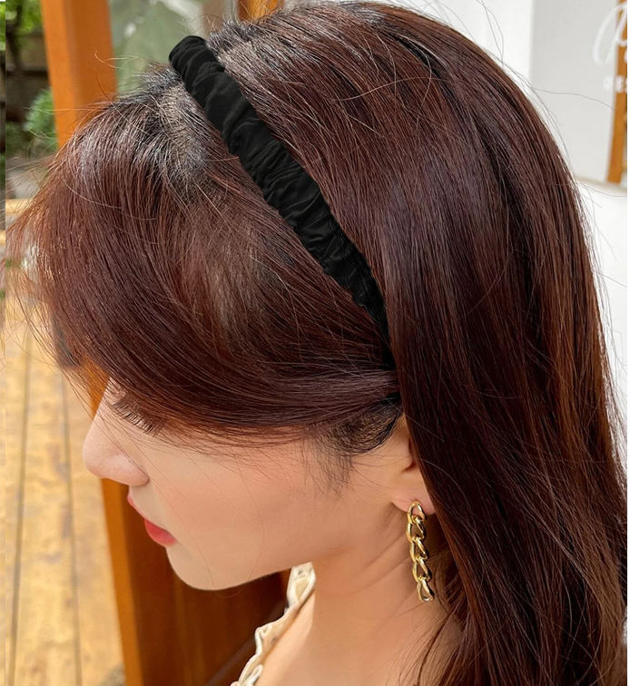 Minimalist Siyah Büzgülü Saten Taç