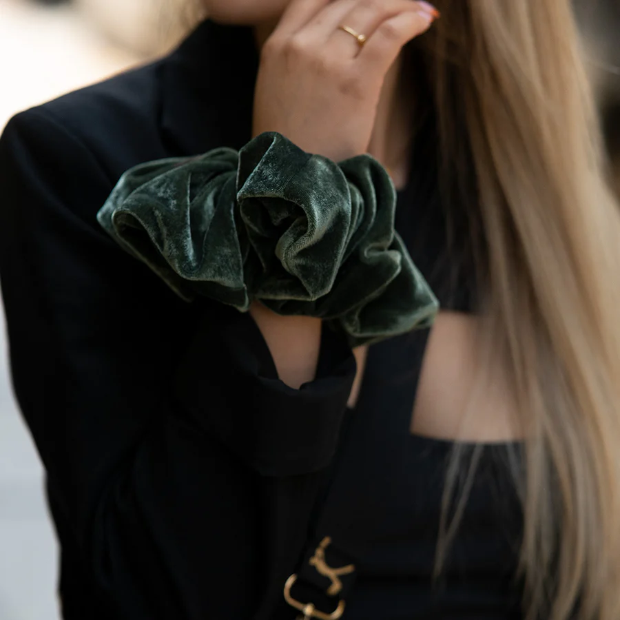 Zümrüt Büyük Boy Kadife Siyah El Yapımı Simit Toka - XXL Scrunchies