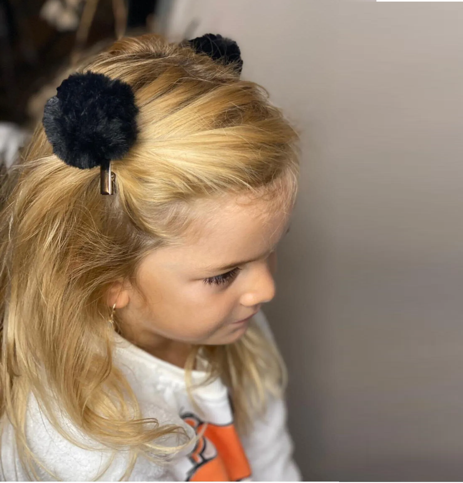 Peluş Tüylü Siyah Büyük Ponpon 2 Li Toka Seti Metal Pens