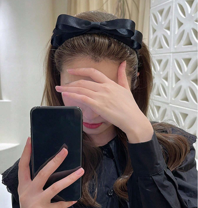 Siyah Geniş Fiyonklu  Saten Taç