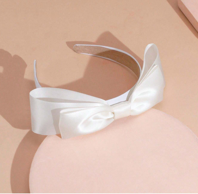 Beyaz Geniş Fiyonklu Saten Taç