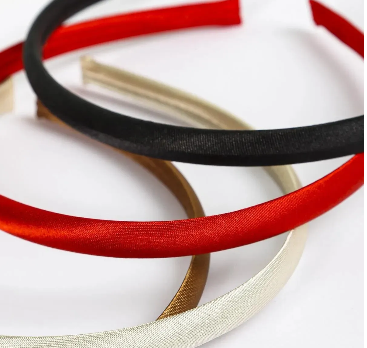 4'lü Ince Saten Kaplı Taç Seti Sıcak Renkler, Kırmızı, Siyah, Beyaz, Gold
