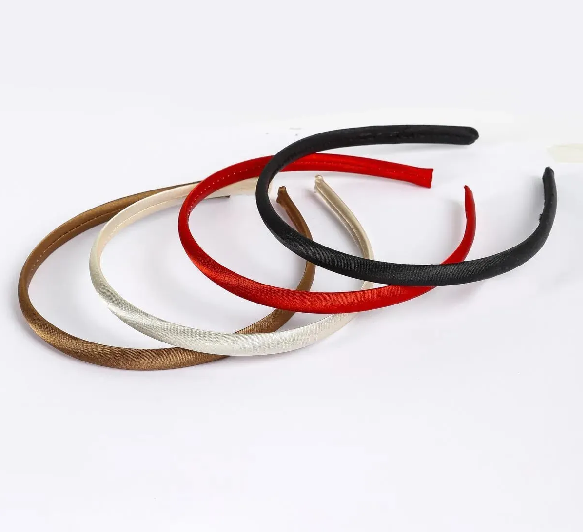 4'lü Ince Saten Kaplı Taç Seti Sıcak Renkler, Kırmızı, Siyah, Beyaz, Gold