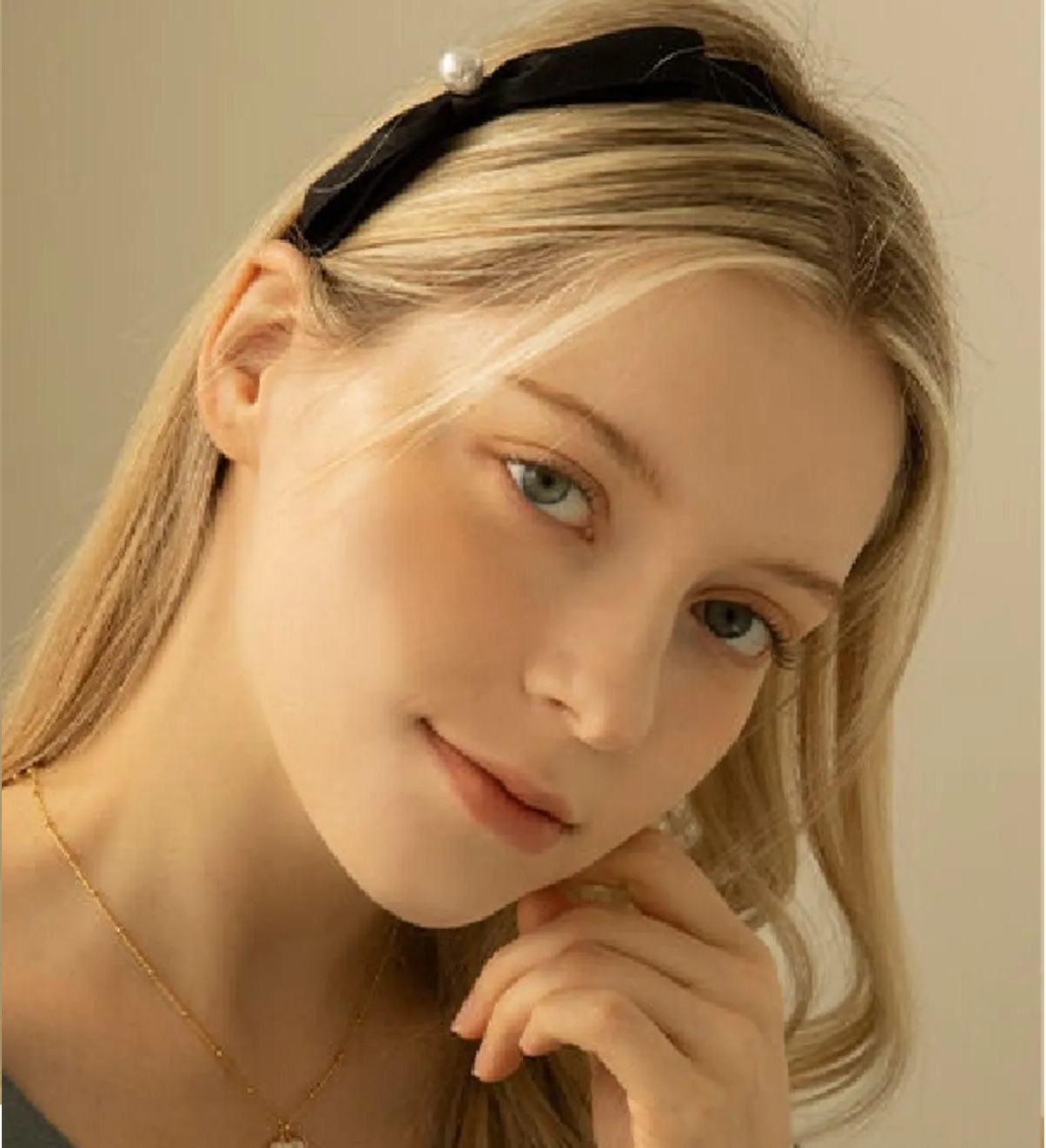 Minimalist Saten Fiyonk ve İnci Detaylı Taç