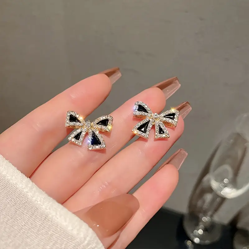 Minimalist Zirkon Taşlı Şık Siyah Fiyonk Küpe