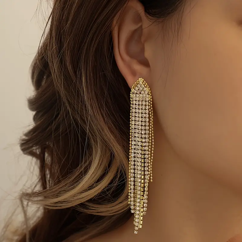 Püskül Tasarım Parlak Taşlı Gold Şık Sallantılı Gösterişli Uzun Küpe